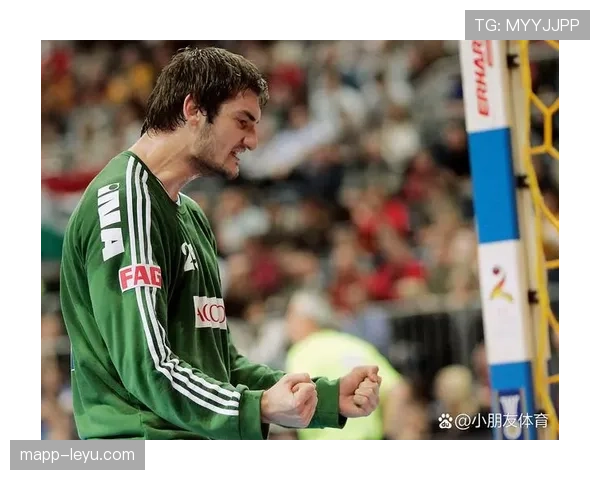 球场传奇:揭秘那些鲜为人知的足球巨星幕后故事 球场传奇:揭秘那些鲜为人知的足球巨星幕后故事