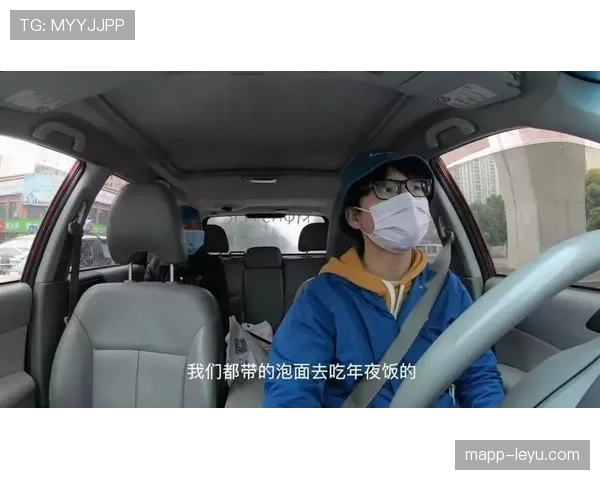 杨千霖赛场像VIP，赛后自拍里名表和泡面并列，真不知道该咋想