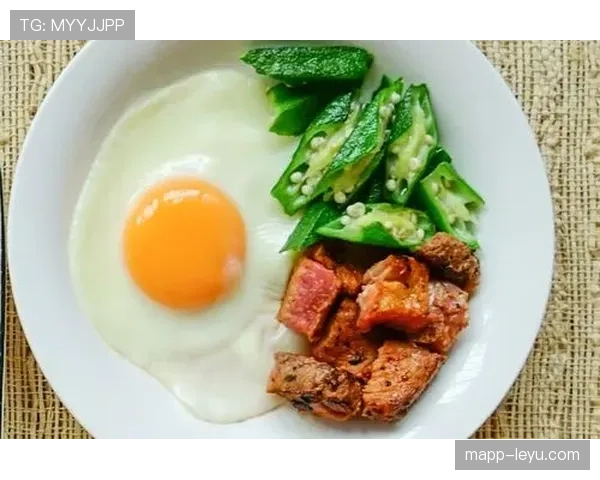 吕小军昨儿朋友圈那张早餐照，背景是私人影院和名画，我的早餐只有泡面